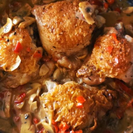 Receta de contramuslos con champiñones, pimento rojo rapida de hacer y barata