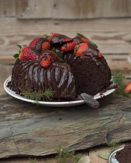 Bundt cake de chocolate y fresas