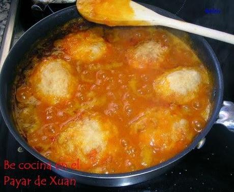 Huevos rellenos guisados en salsa roja