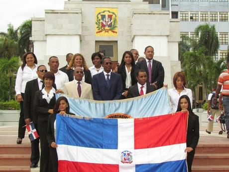 Francisco Del Valle preside ofrenda floral en Altar de la Patria.