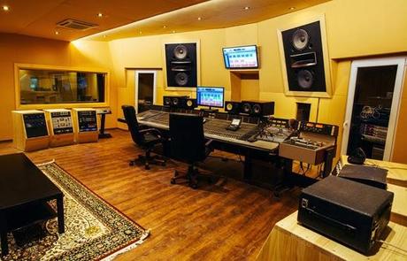 Estudio Uno y Two Mad Records Unen sus Fuerzas