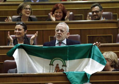 CUANDO FALTA LA RAZÓN SE RECURRE A LA BANDERA