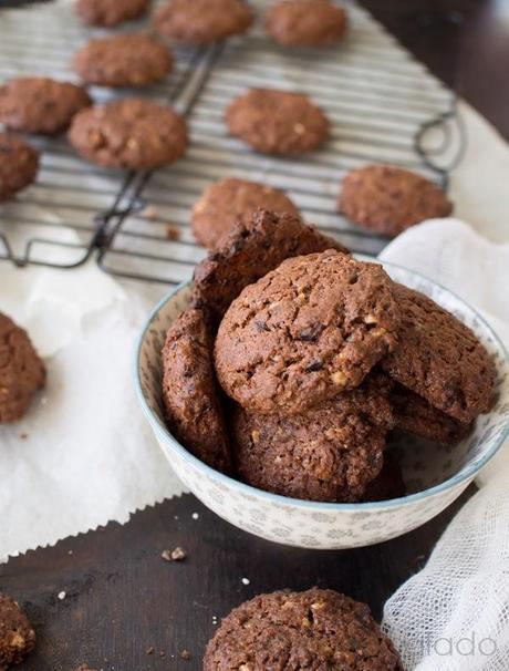 Cookies con trozos de chocolate y frutas deshidratadas Cookies con trozos de chocolate y frutas deshidratadas