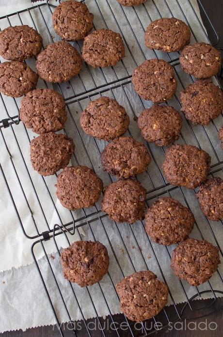 Cookies con trozos de chocolate y frutas deshidratadas Cookies con trozos de chocolate y frutas deshidratadas