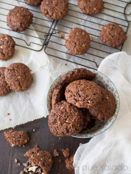 Cookies con trozos de chocolate y frutas deshidratadas Cookies con trozos de chocolate y frutas deshidratadas