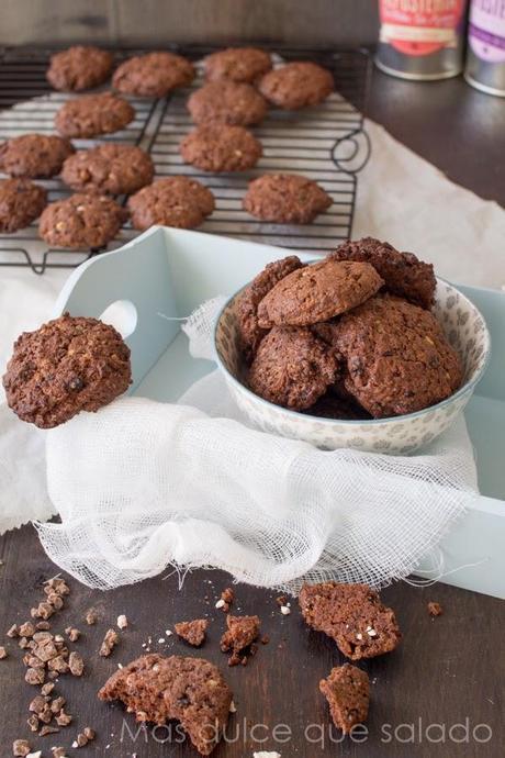 Cookies con trozos de chocolate y frutas deshidratadas