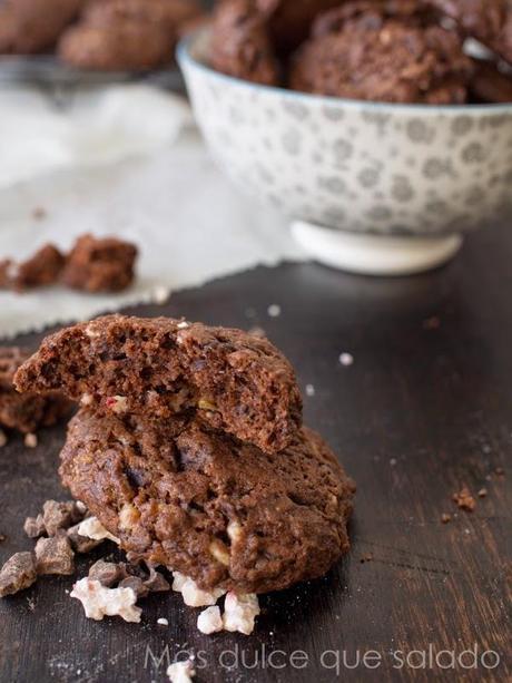 Cookies con trozos de chocolate y frutas deshidratadas