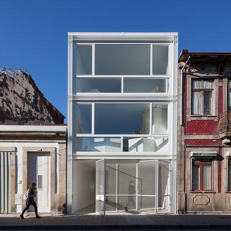 claudia-monteiro-vitor-oliveira-architects-house-lindo-vale-porto-portugal-designboom-01