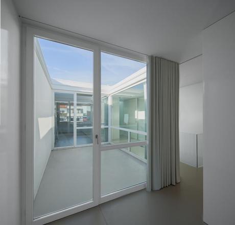 claudia-monteiro-vitor-oliveira-architects-house-lindo-vale-porto-portugal-designboom-05