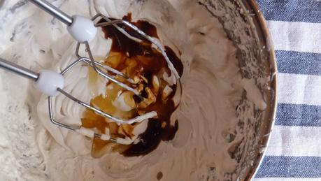 Tarta falsa de chocolate con crema de coco sin azúcar y sin harina para mi hermana