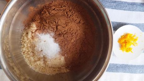 Tarta falsa de chocolate con crema de coco sin azúcar y sin harina para mi hermana