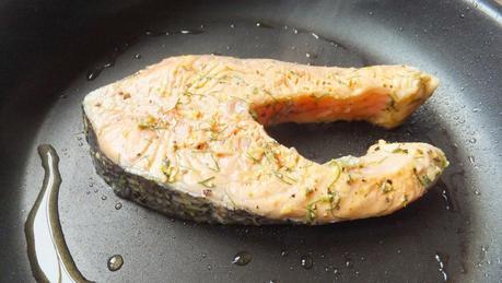 Salmón marinado a la griega con salsa tzatziki, anillos dentro de peces y felices fiestas