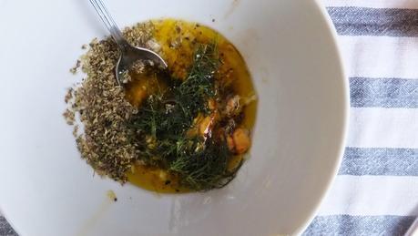 Salmón marinado a la griega con salsa tzatziki, anillos dentro de peces y felices fiestas