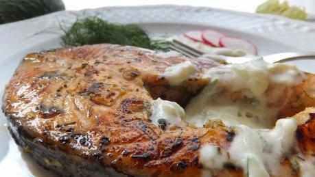 Salmón marinado a la griega con salsa tzatziki, anillos dentro de peces y felices fiestas