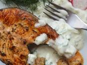Salmón marinado griega salsa tzatziki, anillos dentro peces felices fiestas