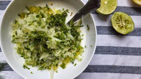 Salmón marinado a la griega con salsa tzatziki, anillos dentro de peces y felices fiestas