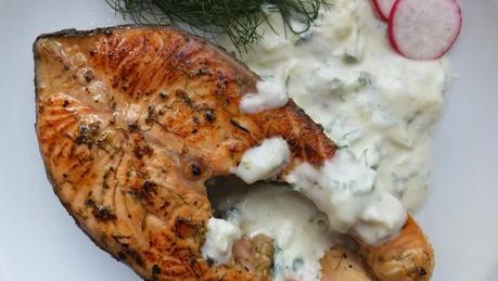 Salmón marinado a la griega con salsa tzatziki, anillos dentro de peces y felices fiestas