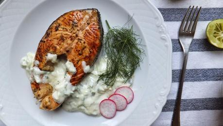 Salmón marinado a la griega con salsa tzatziki, anillos dentro de peces y felices fiestas