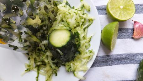 Salmón marinado a la griega con salsa tzatziki, anillos dentro de peces y felices fiestas