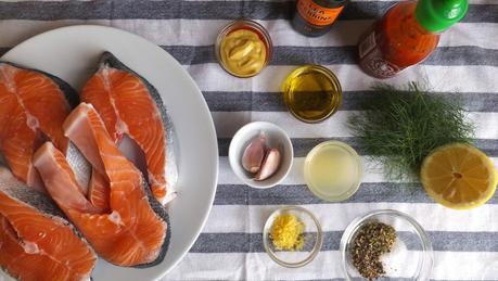 Salmón marinado a la griega con salsa tzatziki, anillos dentro de peces y felices fiestas
