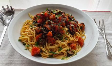 Espaguetis a la putanesca el plato italiano más obsceno