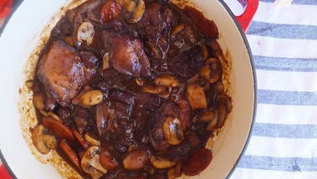 Coq au vin o pollo al vino tinto. Sus leyendas, sus conquistas y sus misterios.