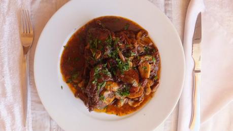 Coq au vin o pollo al vino tinto. Sus leyendas, sus conquistas y sus misterios. Coq au vin o pollo al vino tinto. Sus leyendas, sus conquistas y sus misterios.