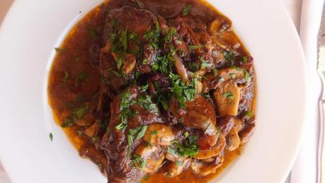 Coq au vin o pollo al vino tinto. Sus leyendas, sus conquistas y sus misterios. Coq au vin o pollo al vino tinto. Sus leyendas, sus conquistas y sus misterios.