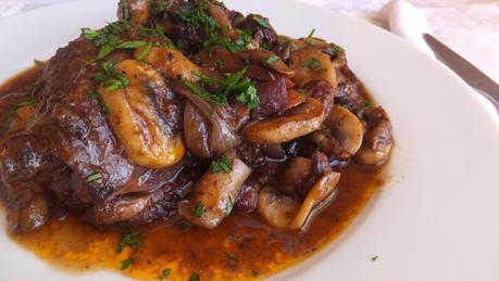 Coq au vin o pollo al vino tinto. Sus leyendas, sus conquistas y sus misterios. Coq au vin o pollo al vino tinto. Sus leyendas, sus conquistas y sus misterios.