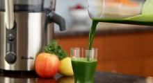 Dieta adecuada para las alteraciones menstruales zumo recien hecho junto a una licuadora