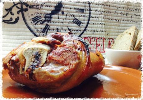 Codillo asado con puré de manzana y cebolla