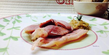 Codillo asado con puré de manzana y cebolla