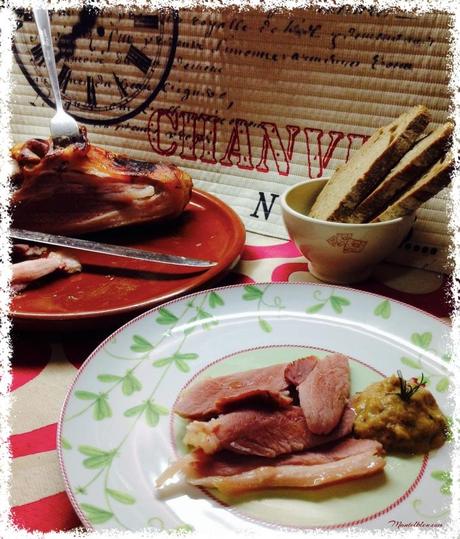 Codillo asado con puré de manzana y cebolla