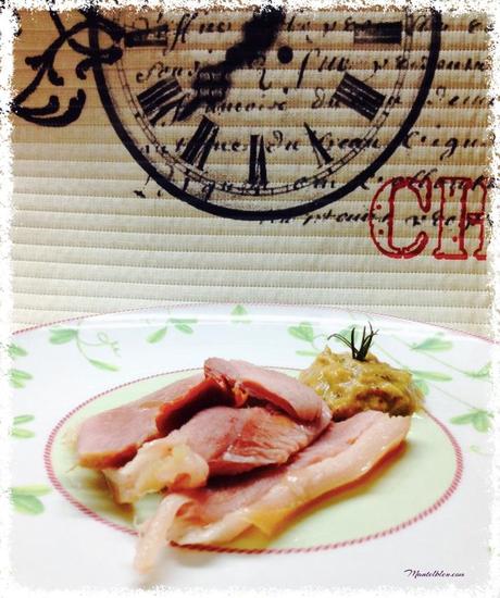 Codillo asado con puré de manzana y cebolla