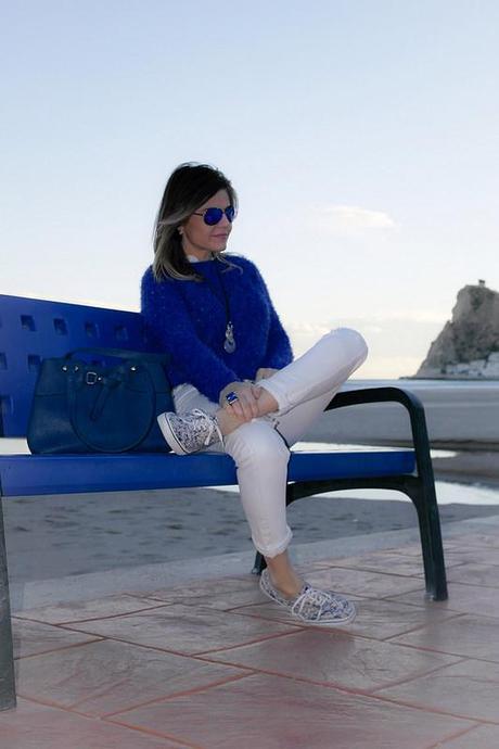 Azul klein y boyfriend roto blanco