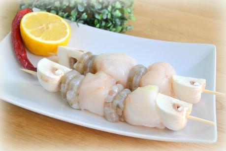 Brocheta de rape, langostinos, gambas, champiñones con vinagreta o aliño de aceite de oliva, ajo y guindilla
