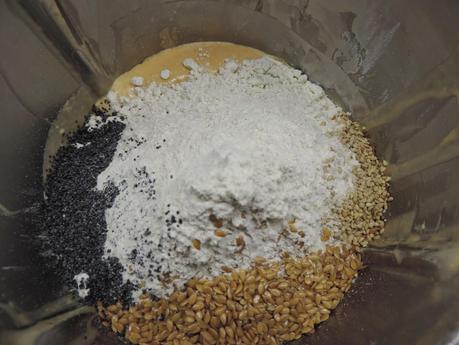 Pan integral de calabaza, bebida de soja y semillas de lino, amapola y sésamo.