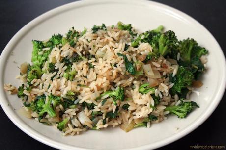Arroz con brócoli, cebolla y espinacas