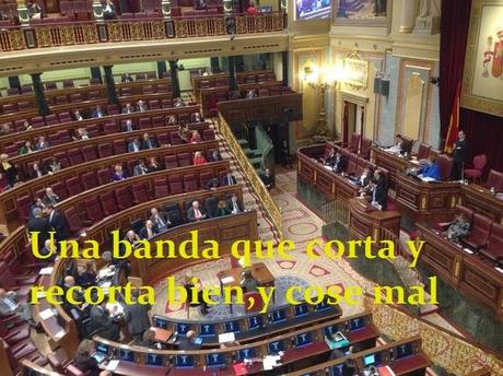 UNA BANDA QUE CORTA Y RECORTA BIEN, Y COSE MAL