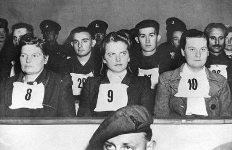 Irma Grese en el banquillo de los acusados durante los juicios de Belsen