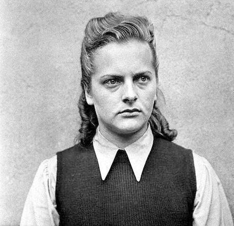 Retrato de Irma Grese en agosto de 1945, mientras aguardaba su juicio. Aquí la belleza de Grese no era ciertamente muy evidente. Fuente y autoría: Imperial War Museum [dominio público], vía Wikimedia Commons.