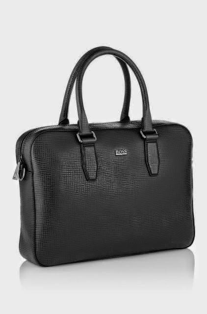 Dña. Letizia repite vestido de cuero de Hugo Boss con la ONCE