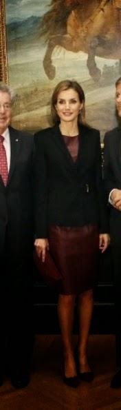 Dña. Letizia repite vestido de cuero de Hugo Boss con la ONCE