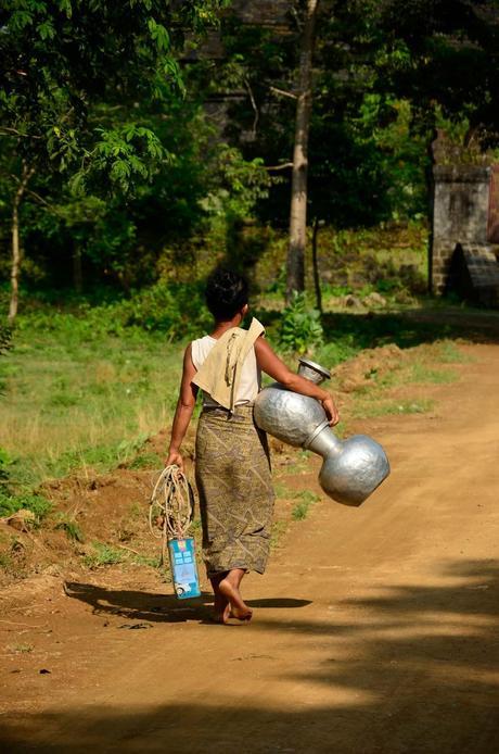 Mujer yendo a por agua en Mrauk U Mujer yendo a por agua en Mrauk U