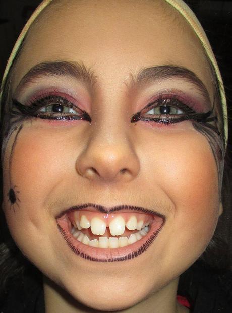 witch makeup, makeup, paso a paso, tutorial, maquillaje bruja, brelleza, disfraz bruja, disfraz, paleta sombras, paleta correctores, gloss, labial, eyeliner, rotulador, polvos, base maquillaje, sombras, colorete, rubor, brochas