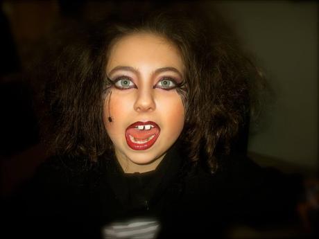 witch makeup, makeup, paso a paso, tutorial, maquillaje bruja, brelleza, disfraz bruja, disfraz, paleta sombras, paleta correctores, gloss, labial, eyeliner, rotulador, polvos, base maquillaje, sombras, colorete, rubor, brochas