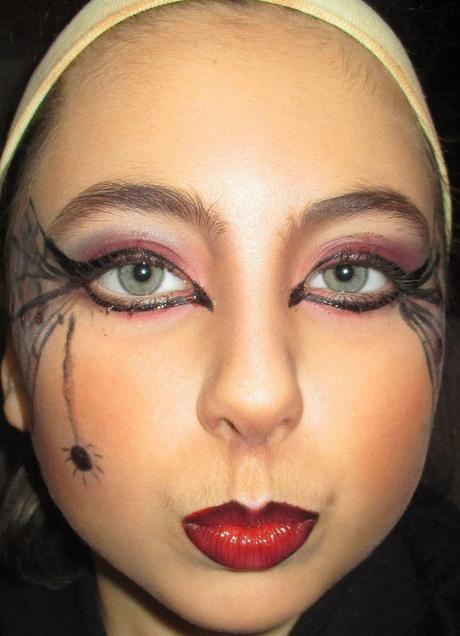 witch makeup, makeup, paso a paso, tutorial, maquillaje bruja, brelleza, disfraz bruja, disfraz, paleta sombras, paleta correctores, gloss, labial, eyeliner, rotulador, polvos, base maquillaje, sombras, colorete, rubor, brochas