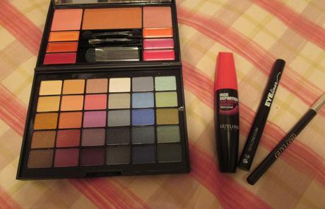 witch makeup, makeup, paso a paso, tutorial, maquillaje bruja, brelleza, disfraz bruja, disfraz, paleta sombras, paleta correctores, gloss, labial, eyeliner, rotulador, polvos, base maquillaje, sombras, colorete, rubor, brochas