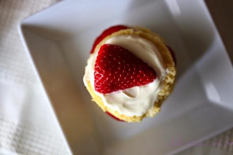 MUG CAKE CON CREMA DE QUESO Y FRESAS (RECETA Y VIDEO RECETA):