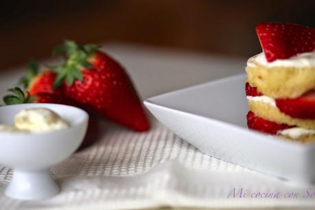 MUG CAKE CON CREMA DE QUESO Y FRESAS (RECETA Y VIDEO RECETA):